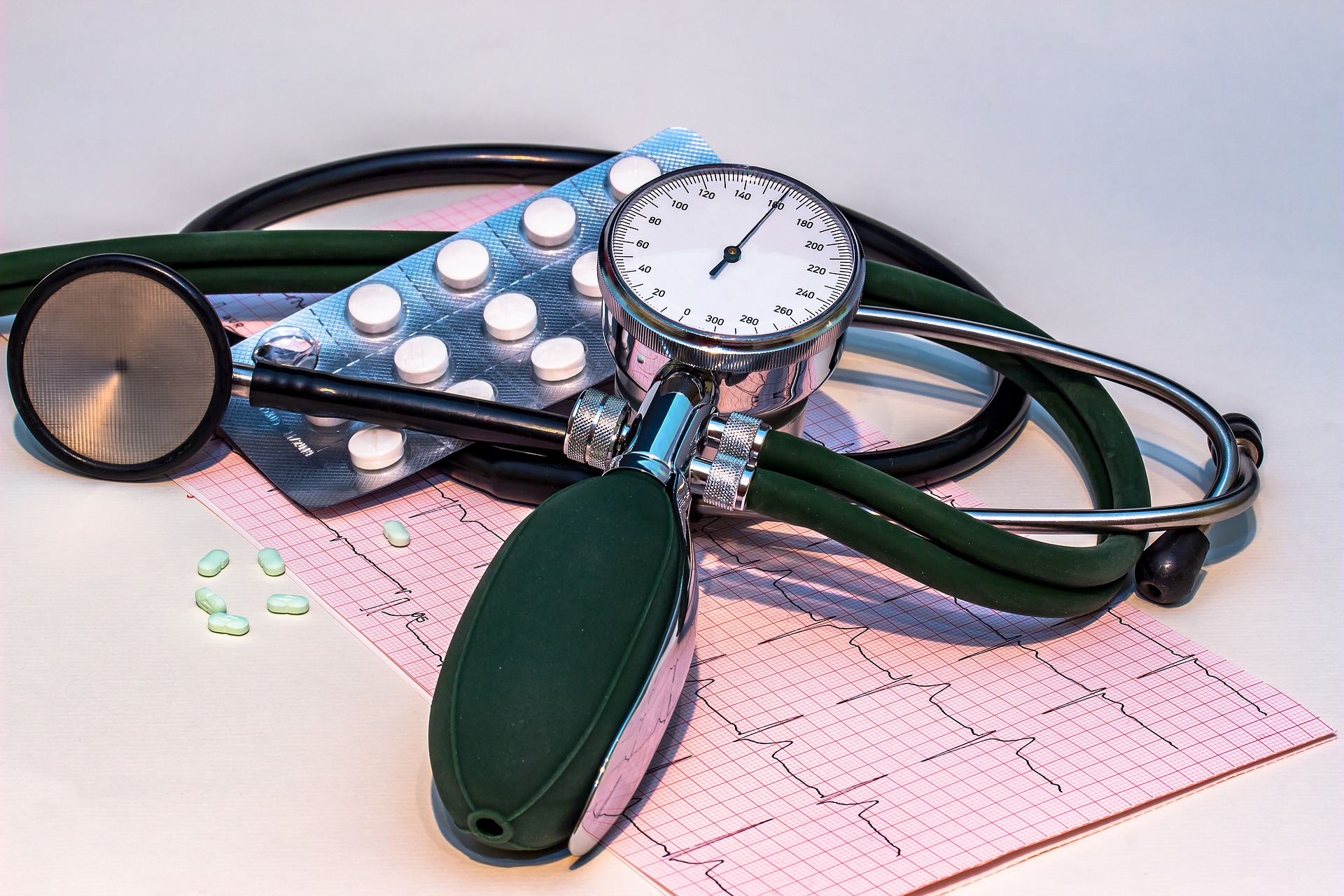 blood-pressure-monitor-g309ba70f6_1920